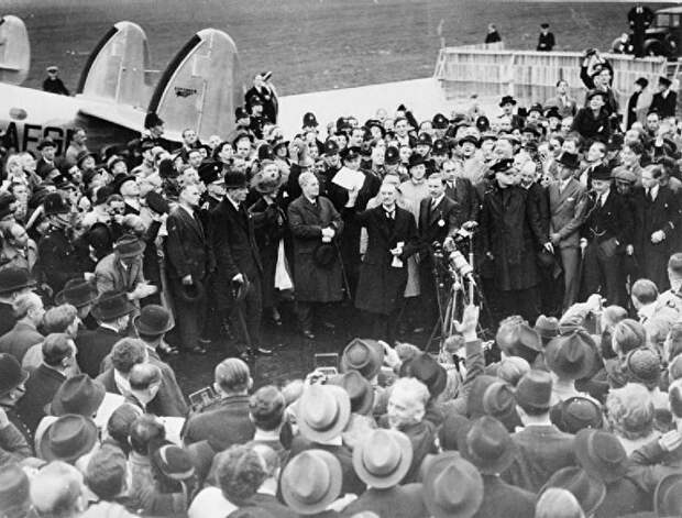 Невил Чемберлен на аэродроме в Англии после возвращения из Мюнхена, 1938 год