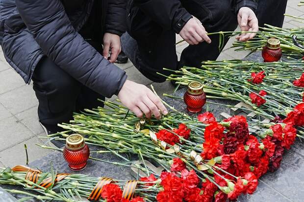 В Петербурге почтили память погибших при тушении гостиницы «Ленинград» спасателей