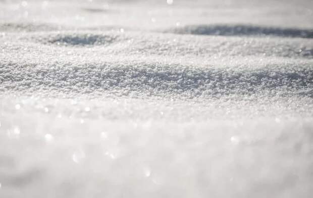 Коммунальщики освободят газон на Дубнинской от снега