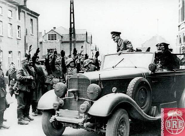 Адольфа Гитлера приветствуют солдаты Западного фронта (как видите, модель автомобиля все та же). 26 декабря 1939 года.