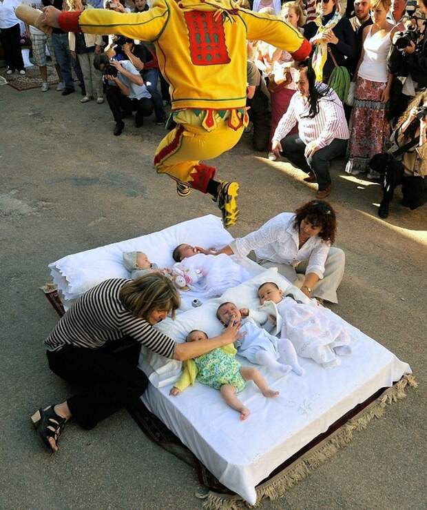 Фестиваль Эль Колачо – прыжки через младенцев (7 фото)