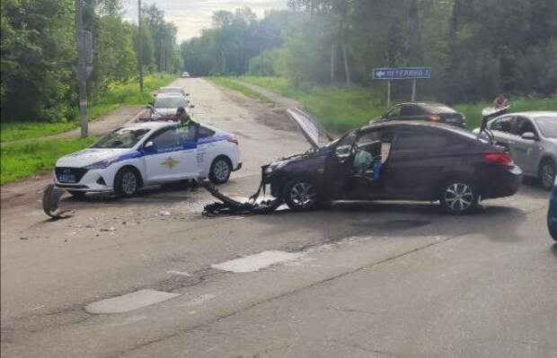В ДТП на трассе "Тула – Новомосковск" столкнулись поворачивающий налево Hyundai и двигавшийся по встречной обочине Chevrolet