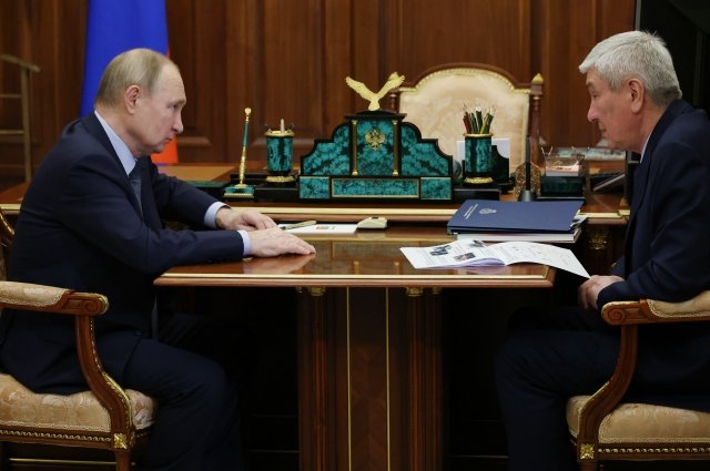 9 марта 2023. Президент РФ Владимир Путин и директор Федеральной службы по финансовому мониторингу (Росфинмониторинга) Юрий Чиханчин (справа) во время встречи.