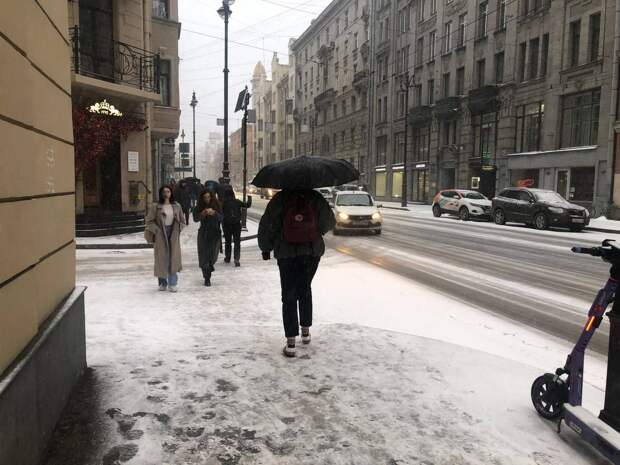 За сутки шестеро петербуржцев пострадали на гололедице