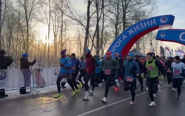Свыше 7 тысяч бегунов участвуют в марафоне «Дорога жизни»