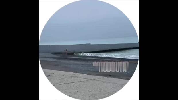 В Сочи мужчина окунул двоих детей в ледяную воду, несмотря на их крики.