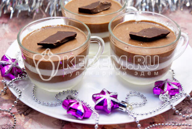 Дать полностью остыть и подавать к столу, украсив ломтиком шоколада. #07Приятного аппетита! - Десерт из желе «Зебра». Фото приготовления десерта из желе на Новый год.