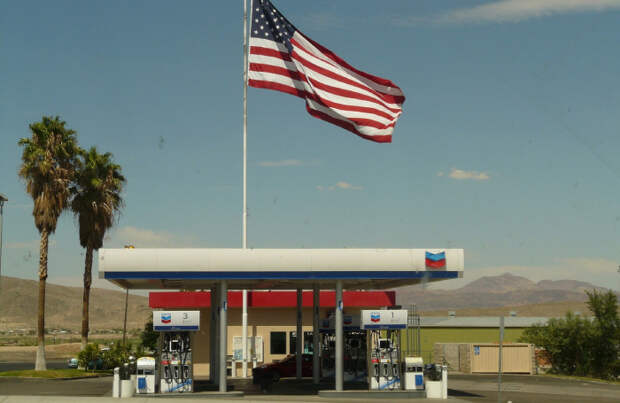 Байден призвал владельцев автозаправок снизить цены на бензин