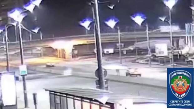 Жесть из Татарстана: «Lexus» на бешеной скорости врезался в бетонное ограждение и взлетел в воздух — водитель уходил от погони полиц...