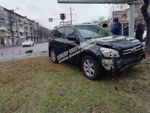 Водитель хотел проскочить на красный, но вылетел на тротуар и сбил женщину