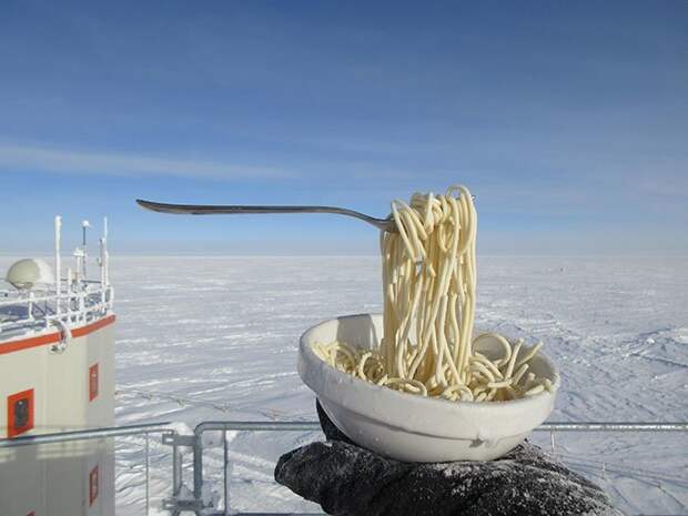 Кто-то вынес макароны с вилкой на улицу на исследовательской станции "Конкордия" в Антарктиде при температуре  минус 60 всемирное тяготение, забавно, закон гравитации, истории в картинках, неожиданно, против законов физики, удивительно, удивительное рядом