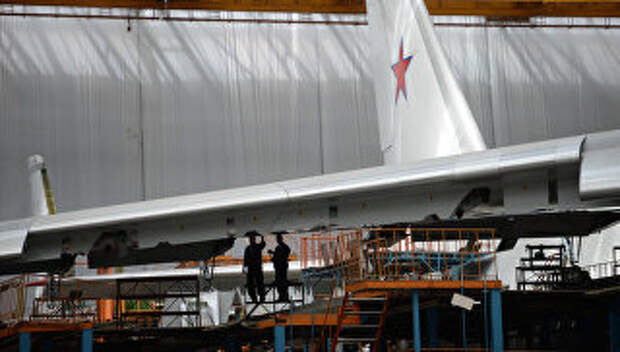 Самолет Ан-124-100 в сборочном цехе самолетостроительного предприятия в Ульяновске