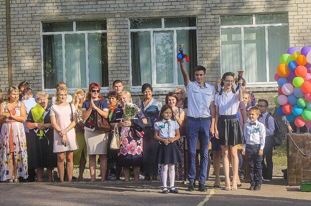 В школах Донецка все-таки прошли первые звонки, перенесенные с 1 сентября из-за гибели Александра Захарченко. Только День знаний начался с минуты молчания Фото: Татьяна Каралёва