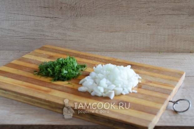Порезать укроп и лук