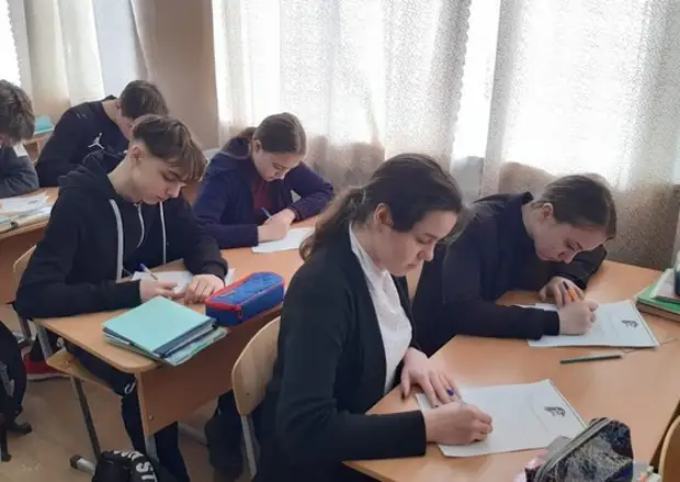 Школьники города Знаменск Астраханской области написали письма участникам спецоперации