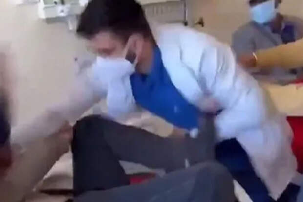 Доктор из Индии избил лежащего на койке пациента и обвинил того в агрессии