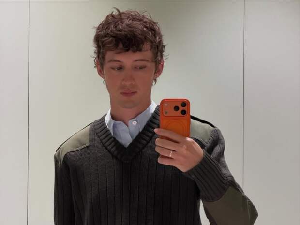 Популярный певец назвал врача больным ублюдком за совет сделать пластику