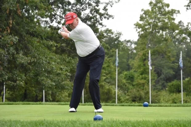 Дональд Трамп в канун Рождества отправился играть в гольф во Флориде