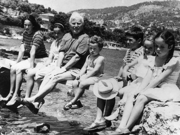 Чарли Чаплин с семьей на Французской Ривьере, 1957 год Мерилин Монро, бикини, волочкова, звезды, знаменитости, история, купальник, пляж