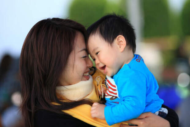 Вот такой вот милая и приятная связь мамы и её ребёнка. Источник miuki.info