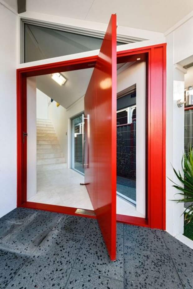 Красная глянцевая дверь, открывающаяся в разные стороны. 