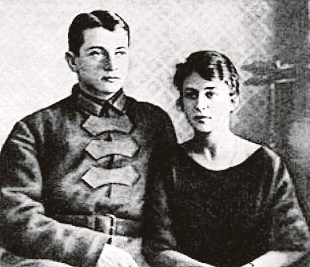 Тухачевский со второй женой Ниной Гриневич. Она тоже была арестована и в 1941 году расстреляна. Фото: youtube.com