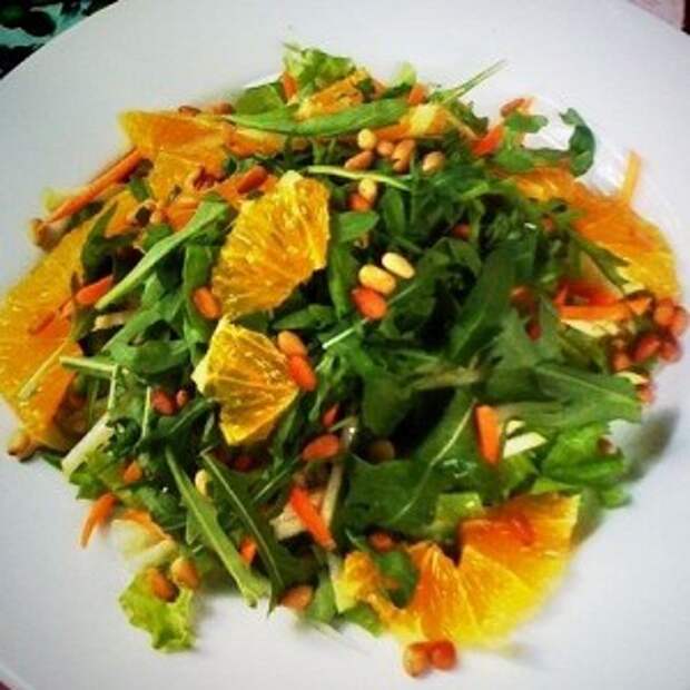 Салат с куриной грудкой, рукколой и апельсином