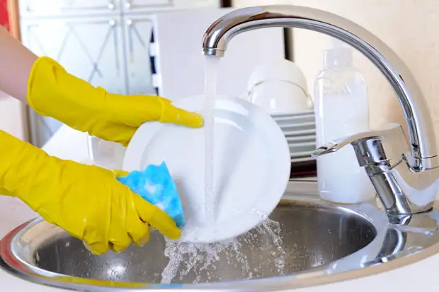 Сода поможет качественно вымыть посуду