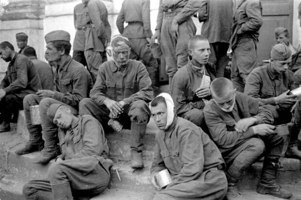 Раненые советский бойцы после освобождения из немецкого плена. 