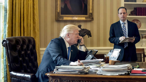 Дональд Трамп и Рейнс Прибус в Овальном кабинете.  Фото: © AP/EAST NEWS