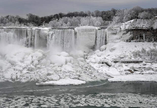 Ниагарский водопад замерз