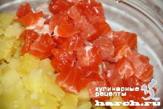 Салат из малосольной семги с картофелем и помидорами Русские традиции