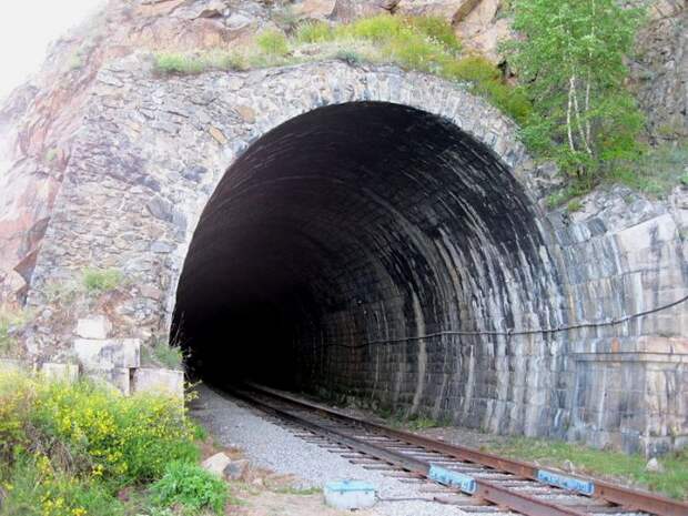 Во время второго этапа строительства другой тоннель получил №9 и прослужил вплоть до 1971 года, когда был частично разрушен селем. /Фото: wikipedia.org