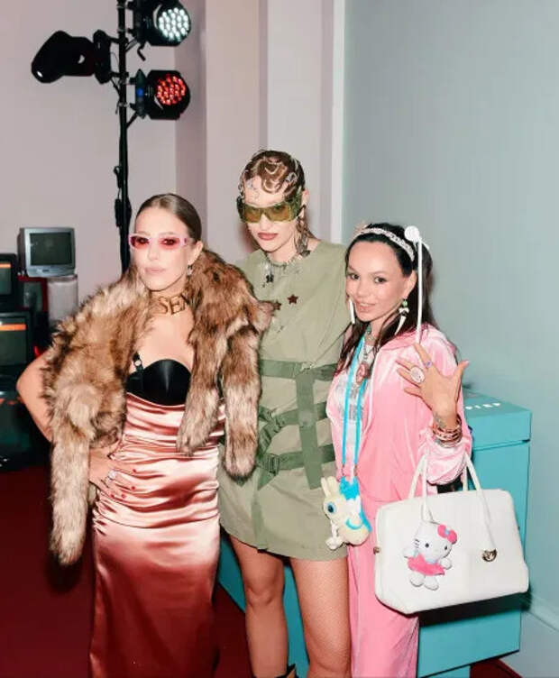 Ксения Собчак, Мария Миногарова и Маша Цигаль