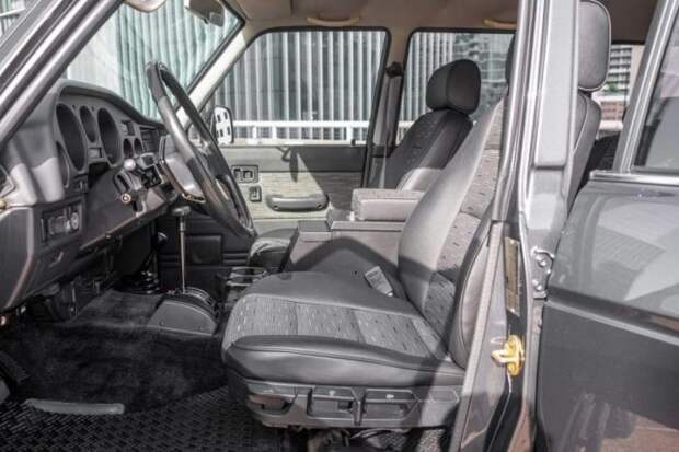 Модифицированный Toyota Land Cruiser 1988 с сиденьями от BMW 5-й серии