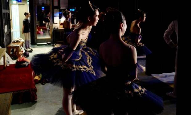 Работник театра снял на камеру, как проводят балерины время за кулисами, пока их не видят