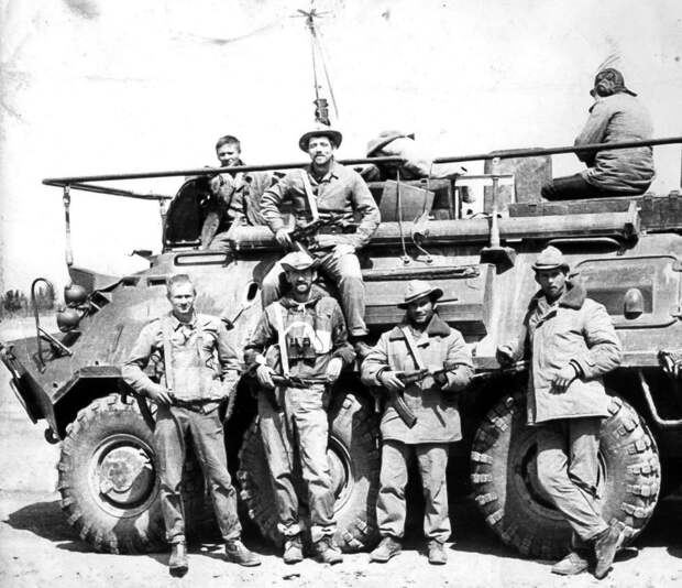 Афганистан. Нижний ряд, второй слева Валерий. Фото из личного архива Валерия Буркова