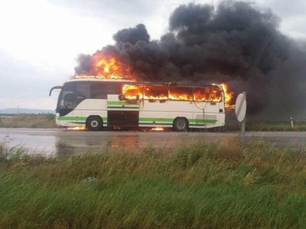 В Греции молния угодила прямо в пассажирский автобус ynews, автобус, видео, греция, молния, пожар, спасение