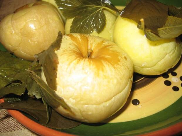 Маринованные яблоки с огурцами