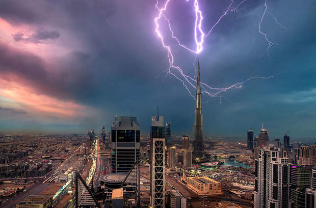 17 впечатляющих фото мощнейших ударов молний в разных уголках мира