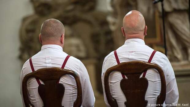 Мужчины на бракосочетании в евангелической церкви в Берлине