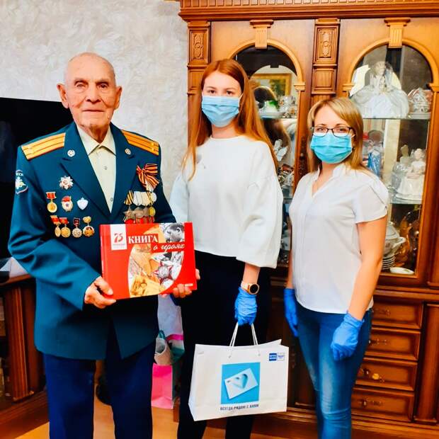 В Тверской области ветеранам-почтовикам вручили уникальную «Книгу о героях»