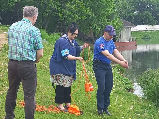 Спасатели научили жителей Северо-Восточного округа основам безопасного поведения на воде