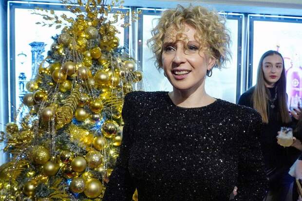 «Включаем телевизор, смотрим, обсуждаем»: Яна Чурикова рассказала, как проводит Новый год с семьёй