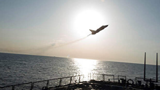 Су-24 пролетает рядом эсминцем USS Donald Cook
