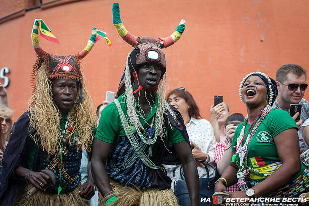 Африканские колдуны на улицах Москвы
