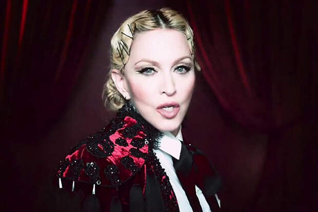 Премьера: Мадонна в костюме от Ульяны Сергеенко в новом клипе Living For Love