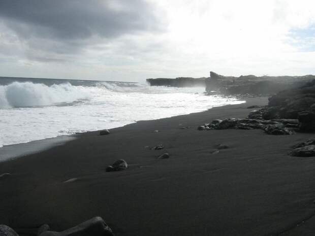 BlackSand12 15 невероятных пляжей с черным песком