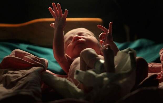 Великобритания запускает производство генно-модифицированных "дизайнерских" младенцев