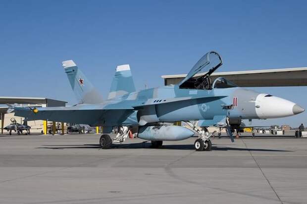 Американский истребитель F/A-18 Hornet в цветах российского Су-35С